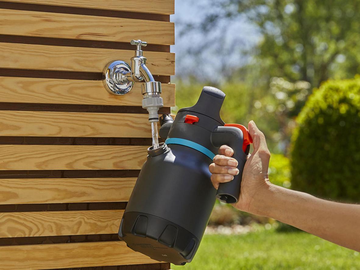 Đầu vòi đồng và góc xoay 90° giúp tưới chính xác vào gốc, lá và vị trí hẹp.