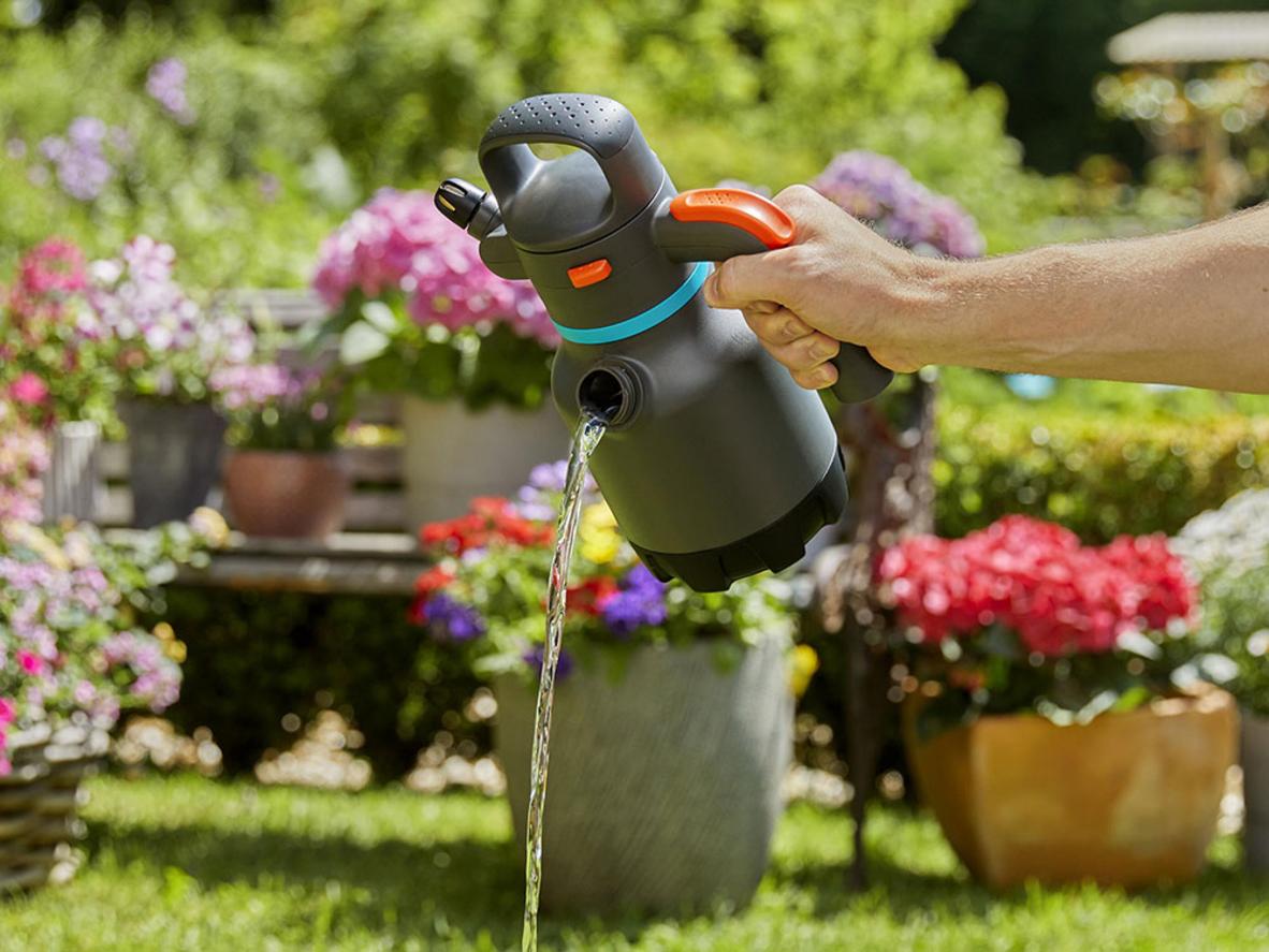 Bình tưới cây Gardena 11120-20 gọn nhẹ, phù hợp tưới cây cảnh trong nhà và ban công.