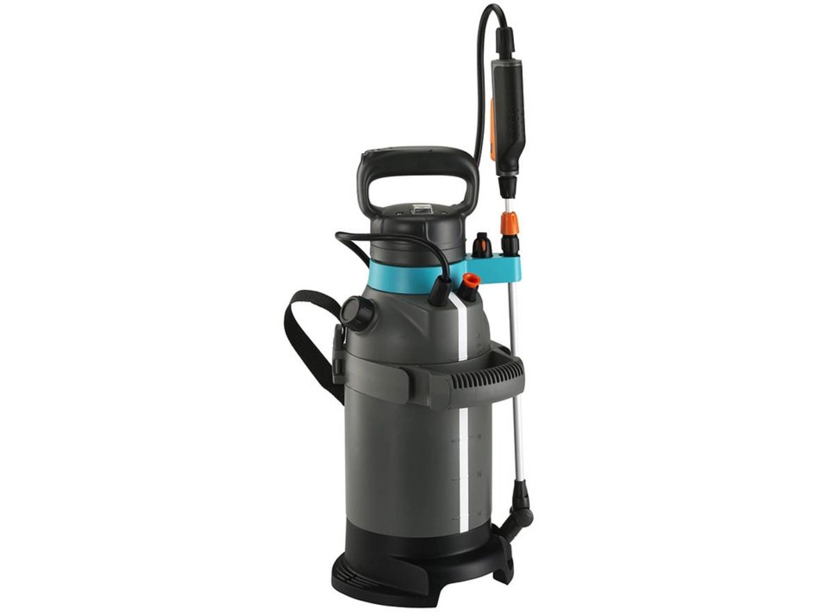 Bình tưới cây chạy pin Gardena 11136-20 - 5 lít giúp tưới đều, nhẹ sức cho gia đình.
