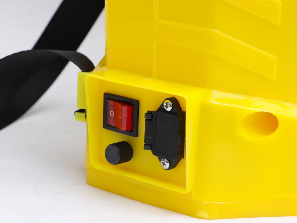 Thân nhựa cao cấp, cần inox và logo ong vàng Cali hỗ trợ độ bền và nhận diện chính hãng.