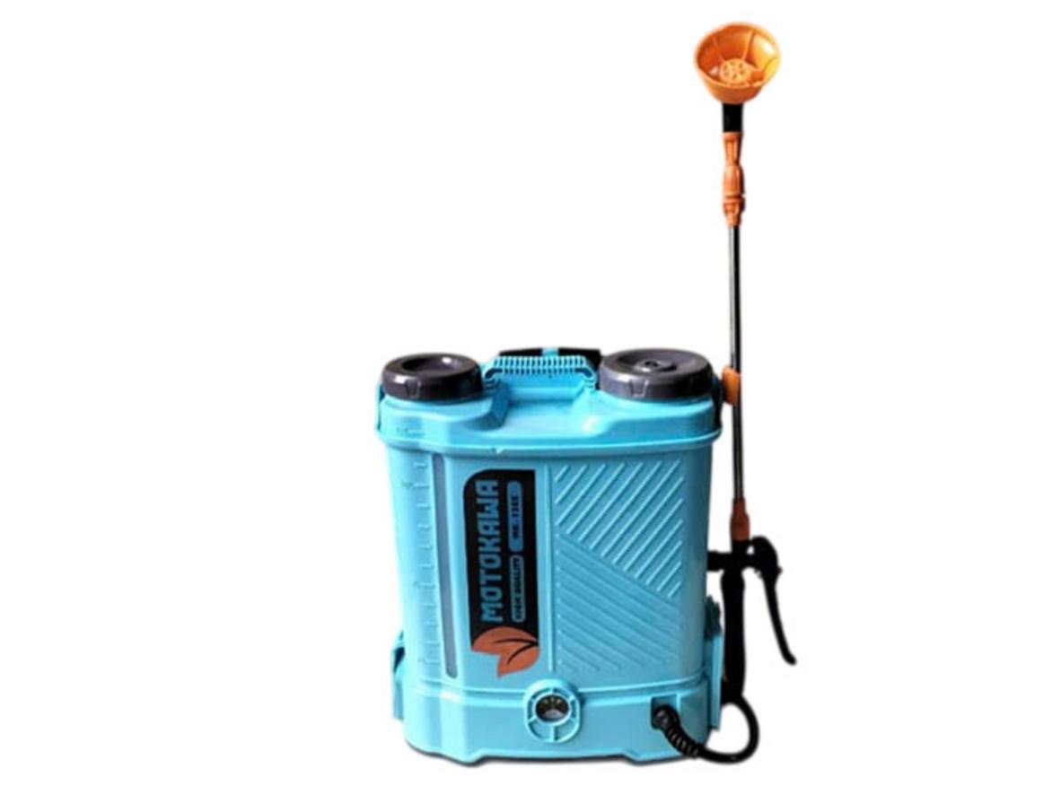 Motokawa MK-12EX gọn nhẹ, có đảo thuốc tự động, phù hợp phun đều cho vườn nhỏ.