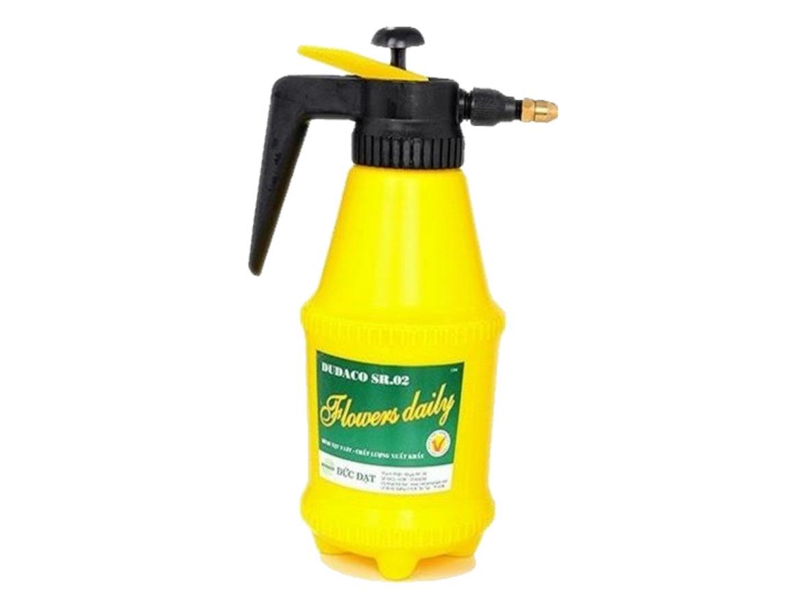 Bình xịt nước phun sương Dudaco B202 2 lít nhỏ gọn, phun mịn, phù hợp chăm cây hằng ngày.
