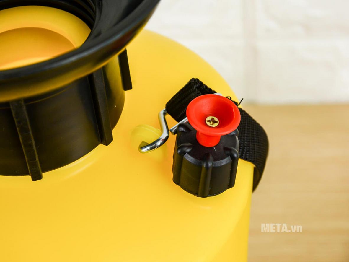 Bình xịt xách tay Dudaco B401 (4L) gọn nhẹ, phù hợp chăm cây và phun thuốc trong không gian nhỏ.