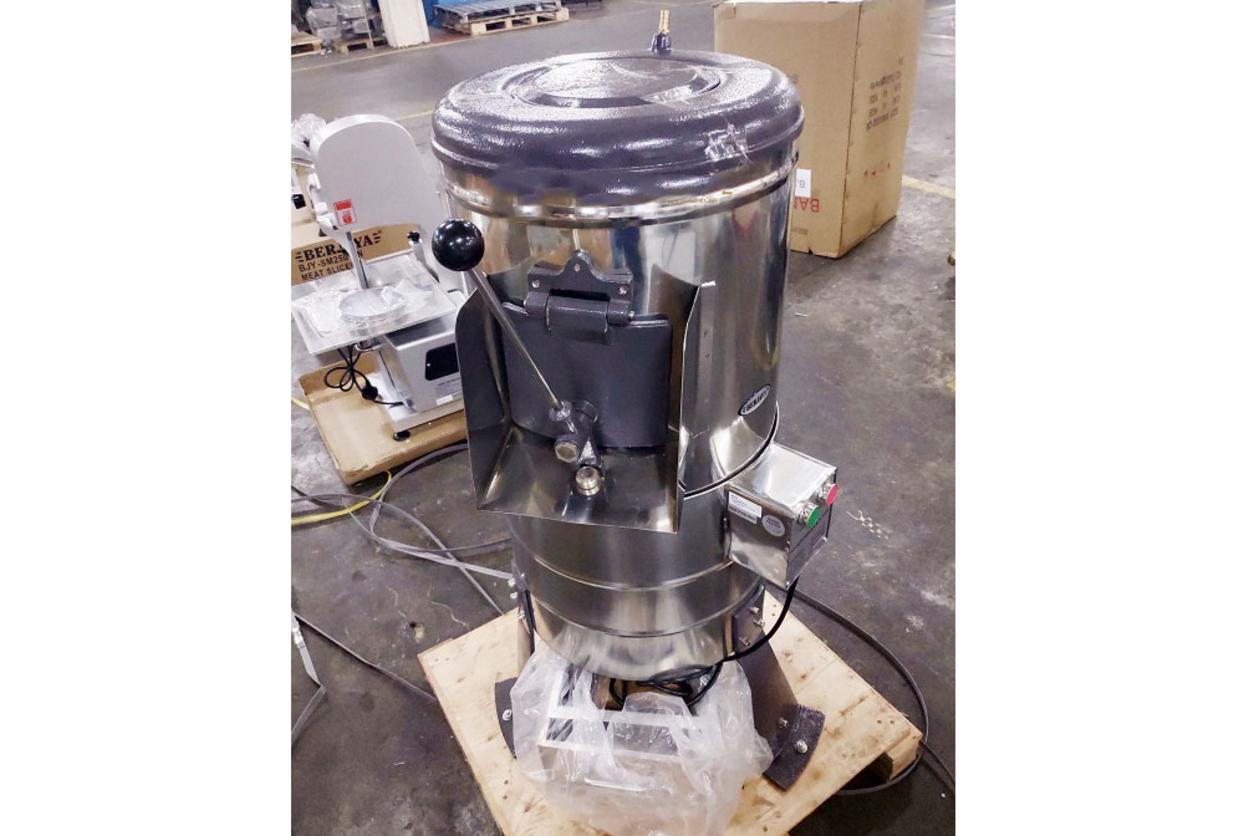 Motor 750W giúp máy vận hành ổn định trong các ca sơ chế liên tục.