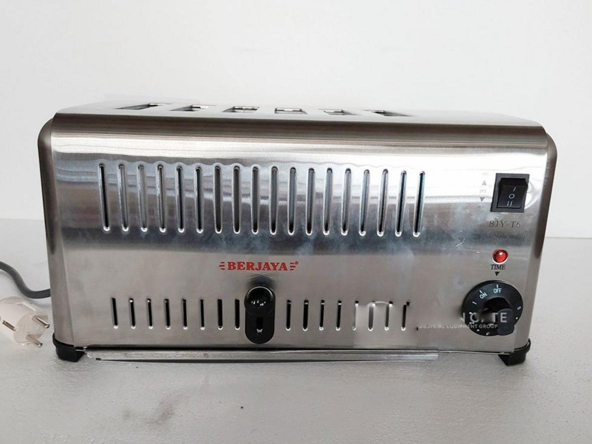 6 khe nướng giúp tăng tốc độ ra món trong giờ cao điểm.