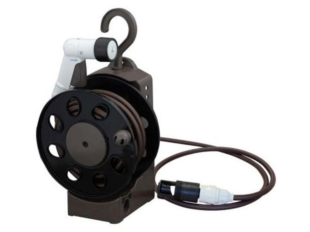 Bộ cuộn vòi tưới cây Takagi 10m thiết kế treo tường gọn gàng, phù hợp ban công và sân thượng.