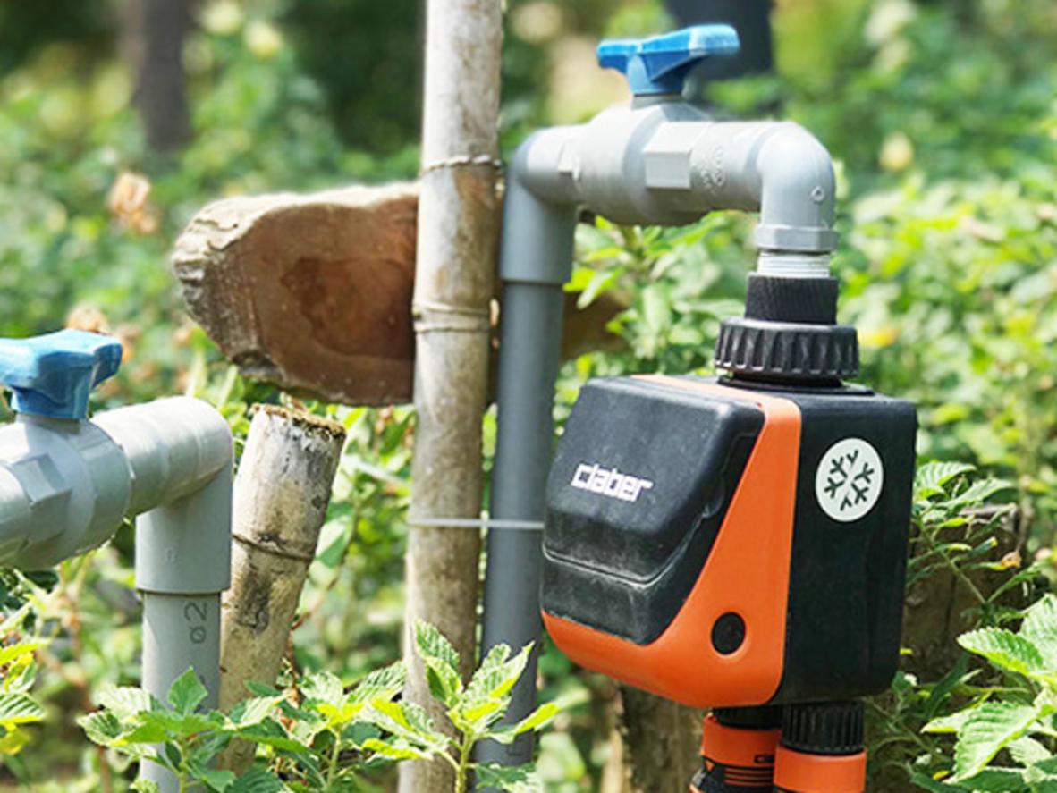 Claber 8410 cho phép chia 2 vùng tưới riêng và cài lịch linh hoạt.