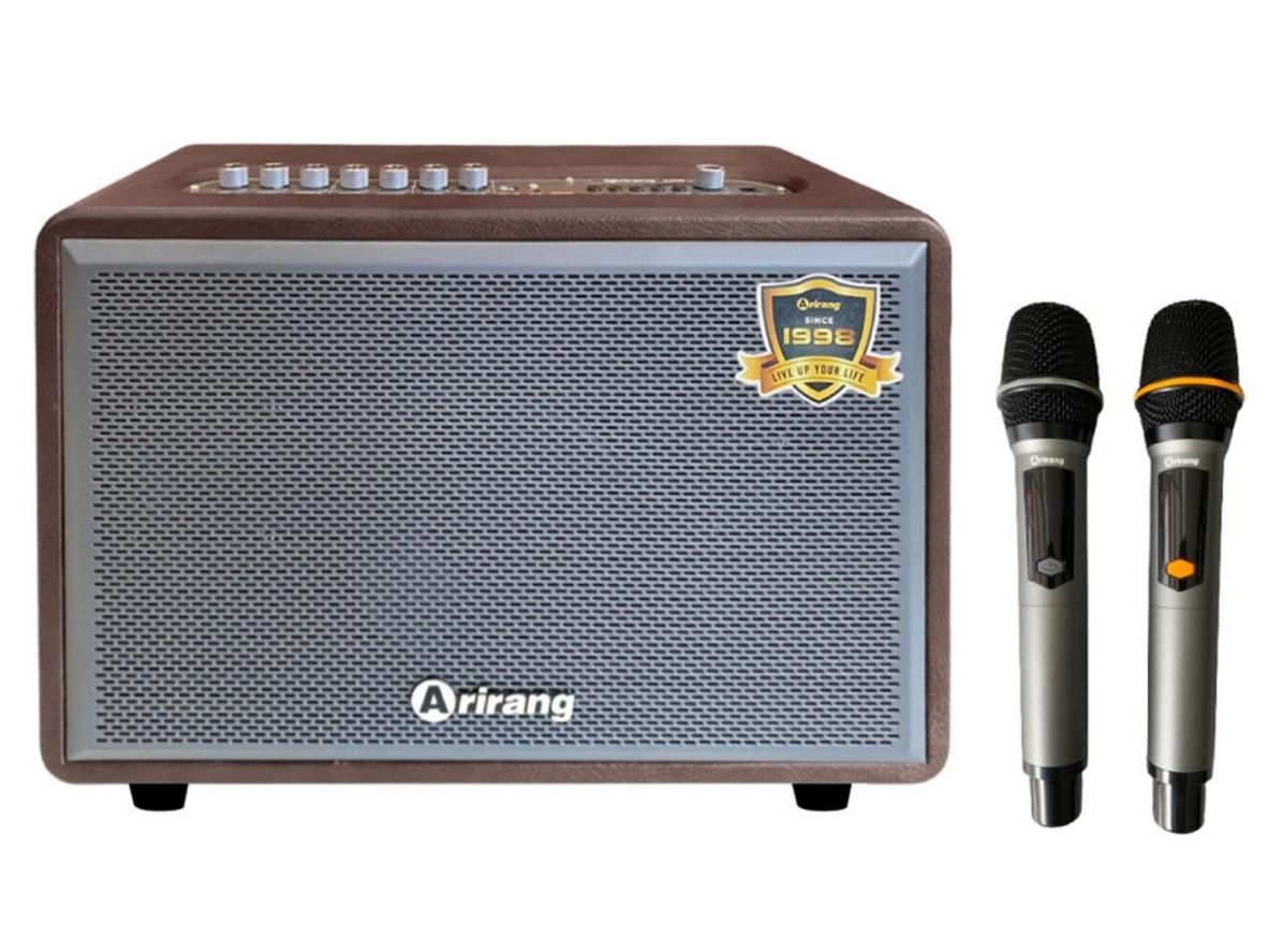 Bộ loa karaoke di động Arirang AM2 gọn nhẹ, dễ mang theo và sẵn sàng cho các buổi hát nhanh.