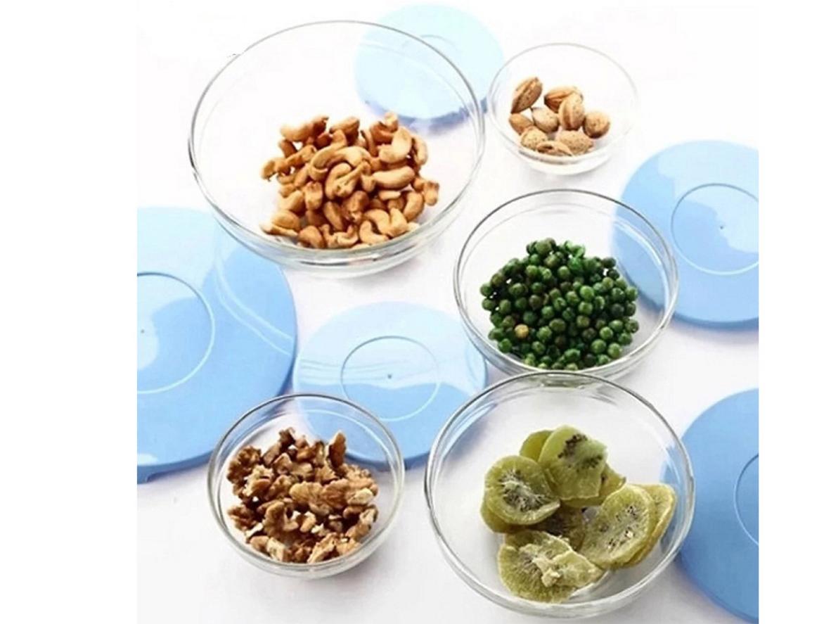 Thân thủy tinh trong suốt, nắp đậy kín giúp bảo quản thực phẩm gọn gàng.