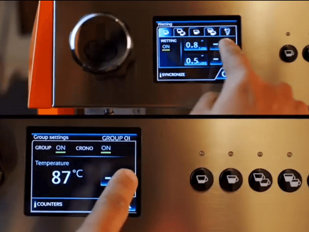 Boiler 11 lít và công suất 3.450W hỗ trợ vận hành liên tục.