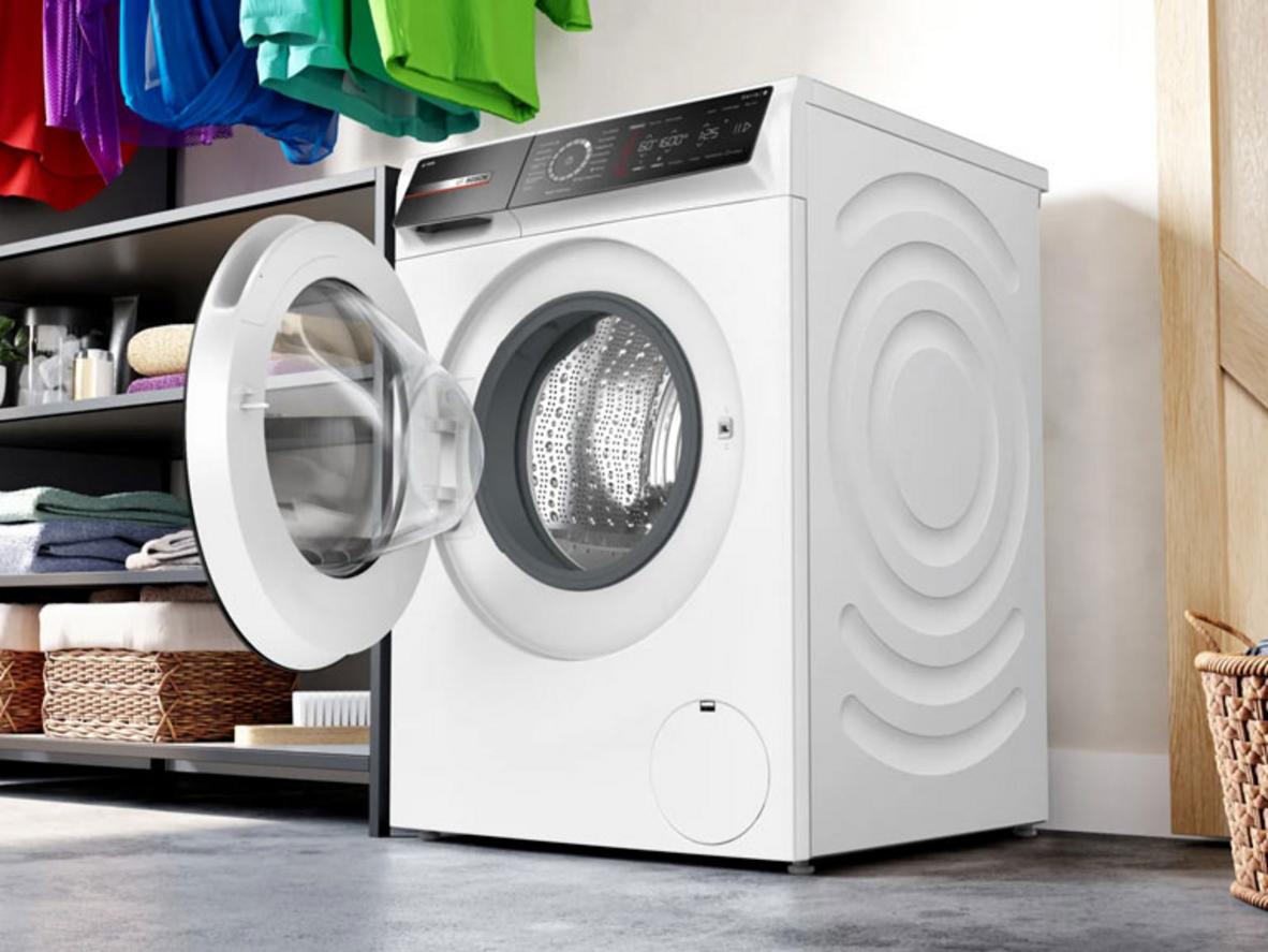 Vắt mạnh và hỗ trợ ủi giúp quần áo gọn gàng nhanh hơn.