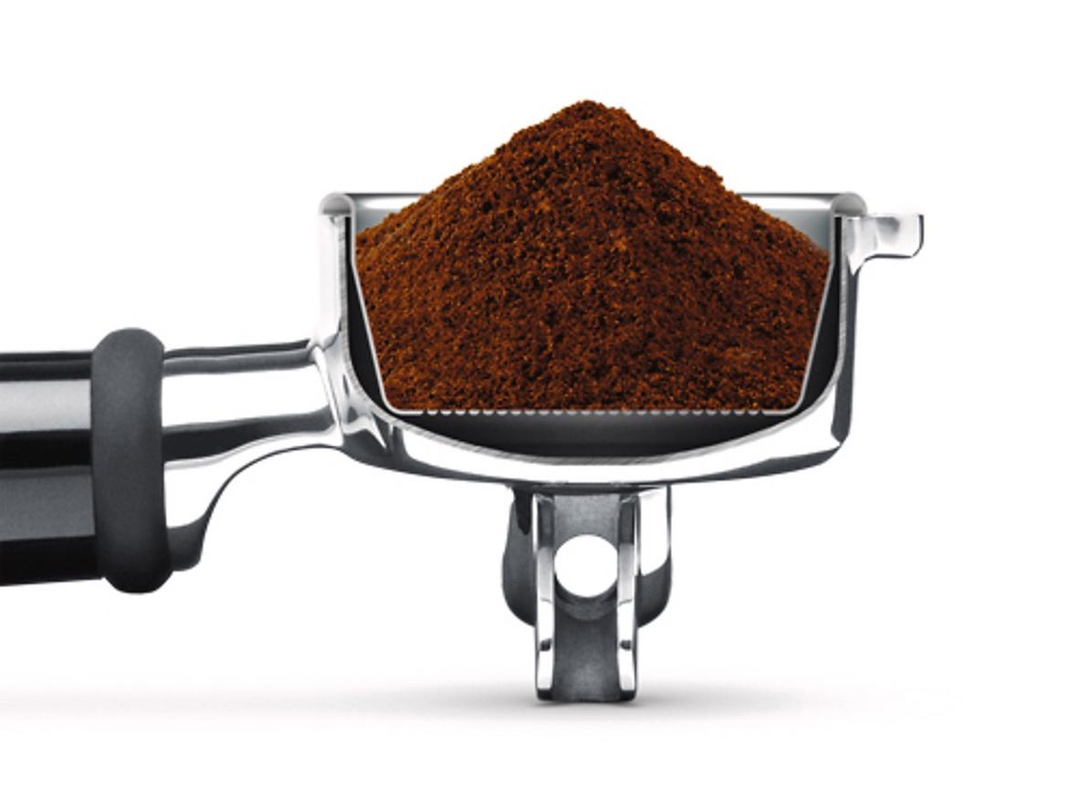 Máy xay tích hợp giúp Breville BES878BSS/BST gọn hơn và giữ cà phê tươi hơn.