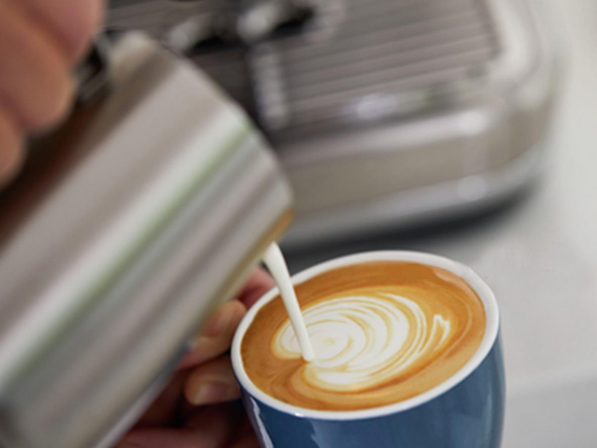 Vòi đánh sữa 4 lỗ hỗ trợ tạo microfoam mịn cho cappuccino và latte.