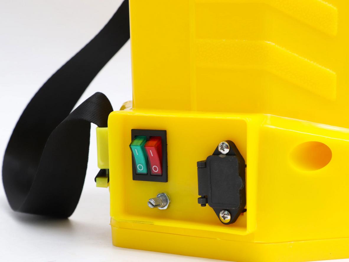 Ắc quy 12V/12Ah hỗ trợ thời gian vận hành dài và ổn định.