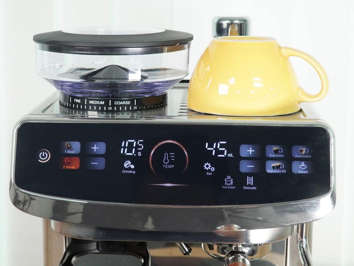 Bình nước 2,2 lít giúp pha liên tục tiện hơn.