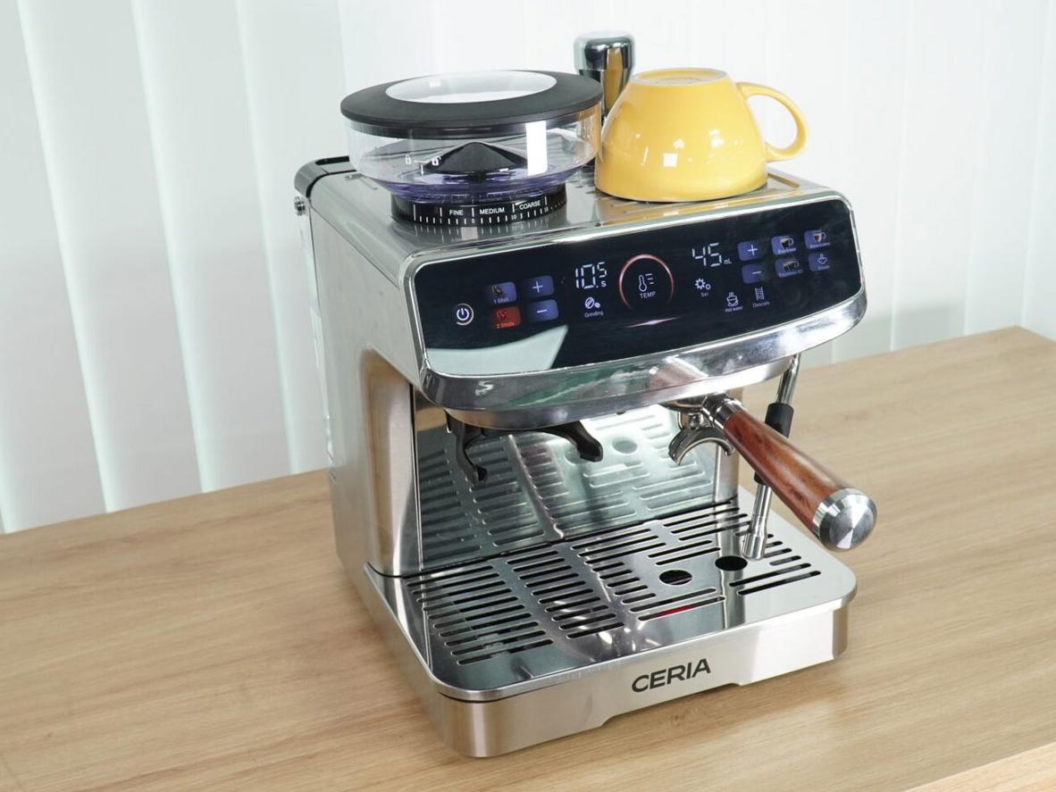 Tay pha 58mm hỗ trợ chiết xuất espresso ổn định.
