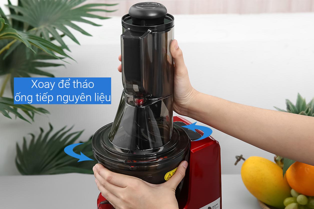 Chổi vệ sinh hỗ trợ làm sạch tiện lợi hơn.