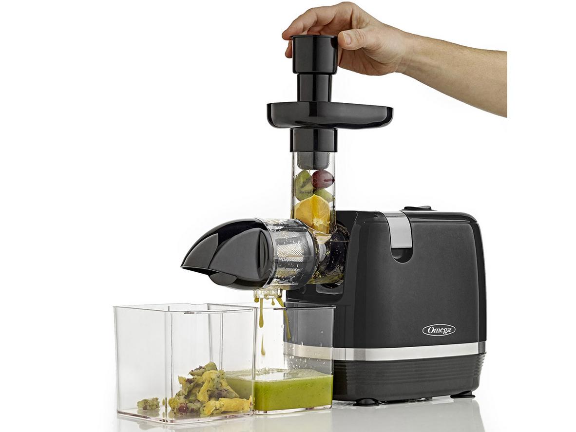 Cốc nước ép 800ml tiện cho mẻ ép gia đình.