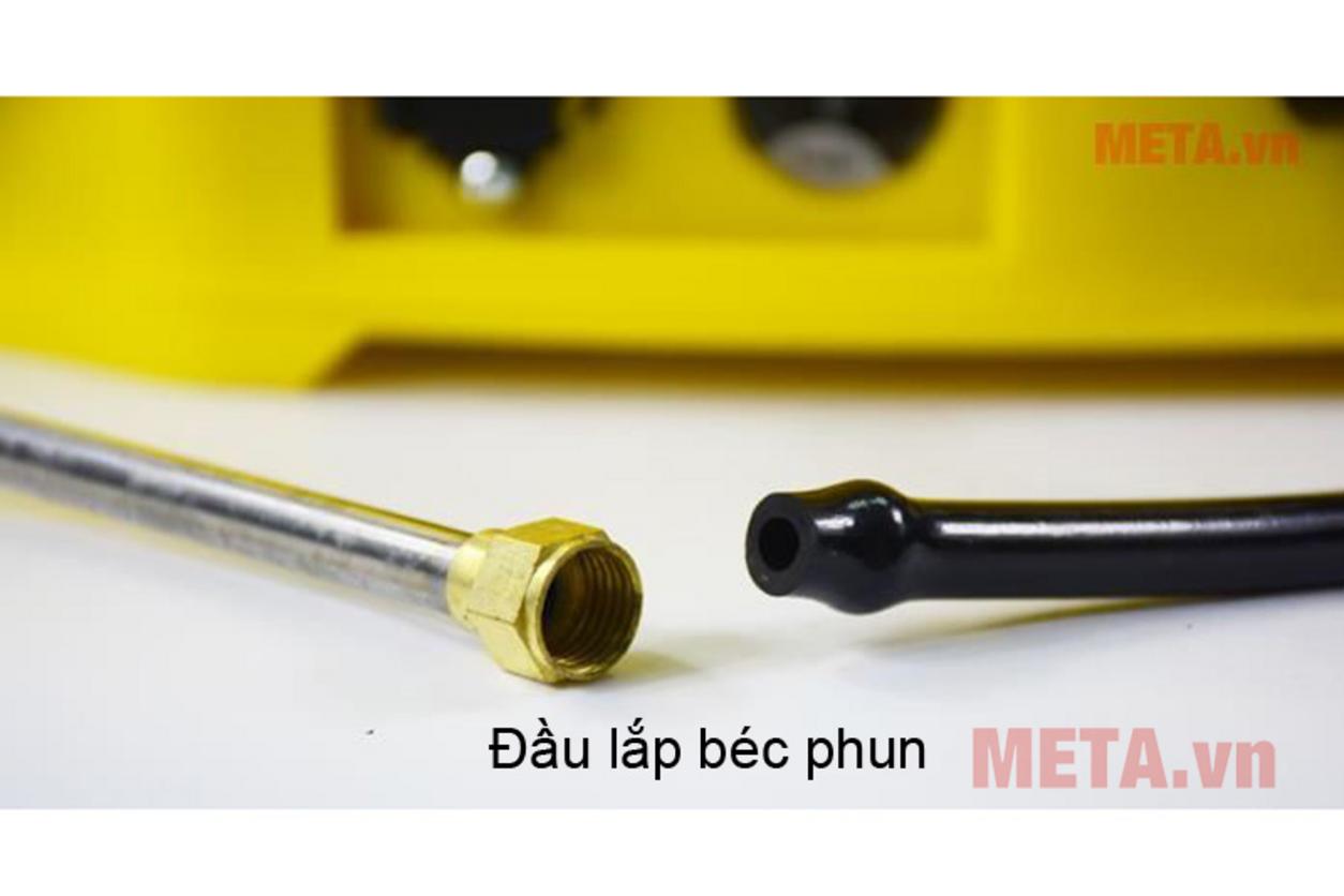 Ắc quy 12V/8Ah giúp máy vận hành nhàn và đều hơn so với bình xịt tay.