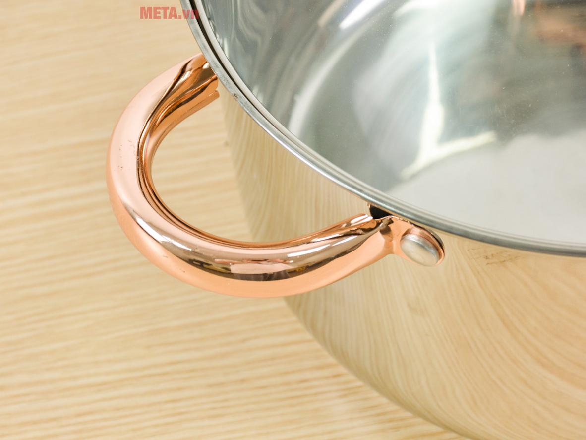 Đáy 4 lớp giúp nồi truyền nhiệt đều và hỗ trợ nấu ổn định hơn.
