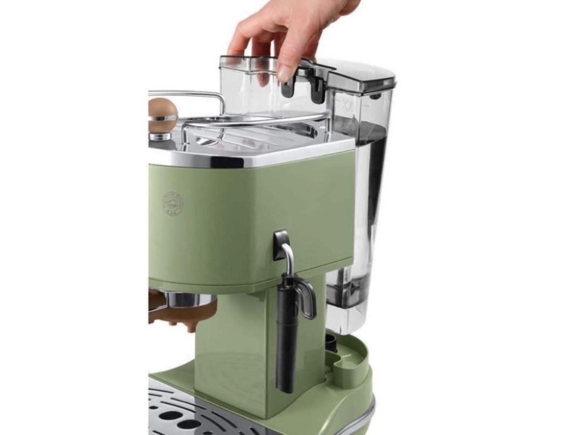 Bình nước 1,4 lít giúp sử dụng hằng ngày thuận tiện và gọn khu vực đặt máy.