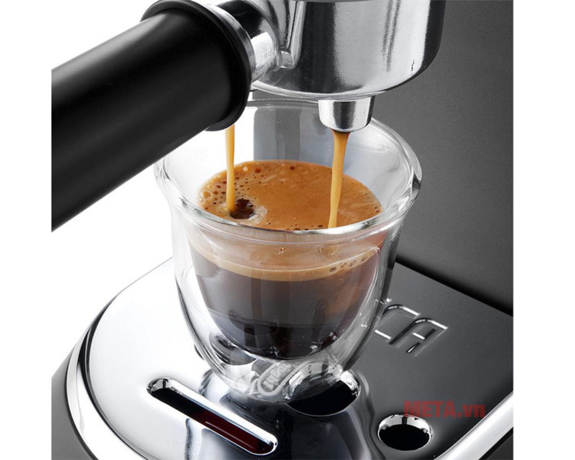 Vòi đánh sữa thủ công giúp pha cappuccino và latte linh hoạt.