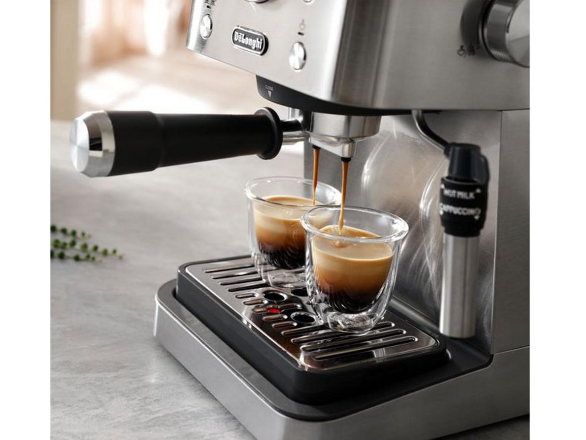 Bơm 15 bar giúp Delonghi EM450.M chiết xuất espresso đậm vị hơn.