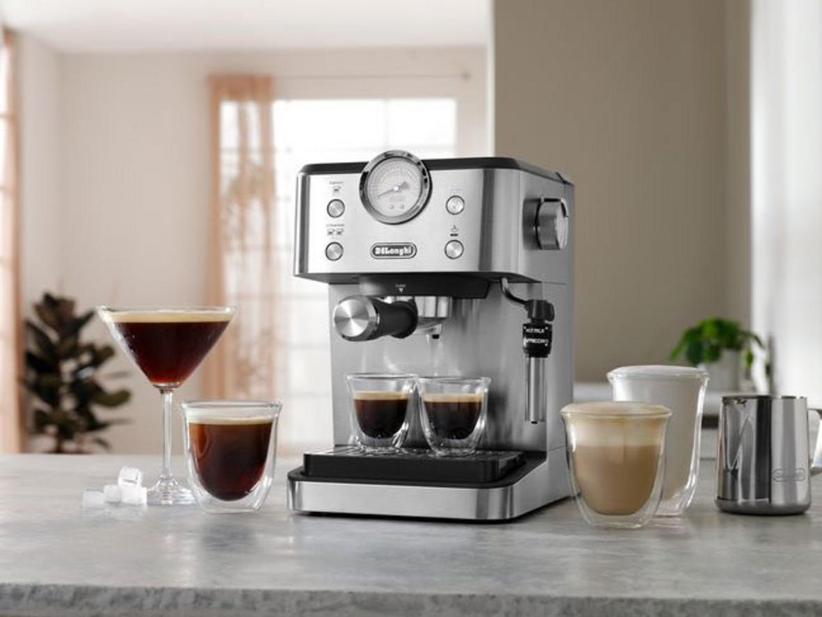 Thermoblock và bơm 15 bar giúp Delonghi EM450.M chiết xuất ổn định hơn.