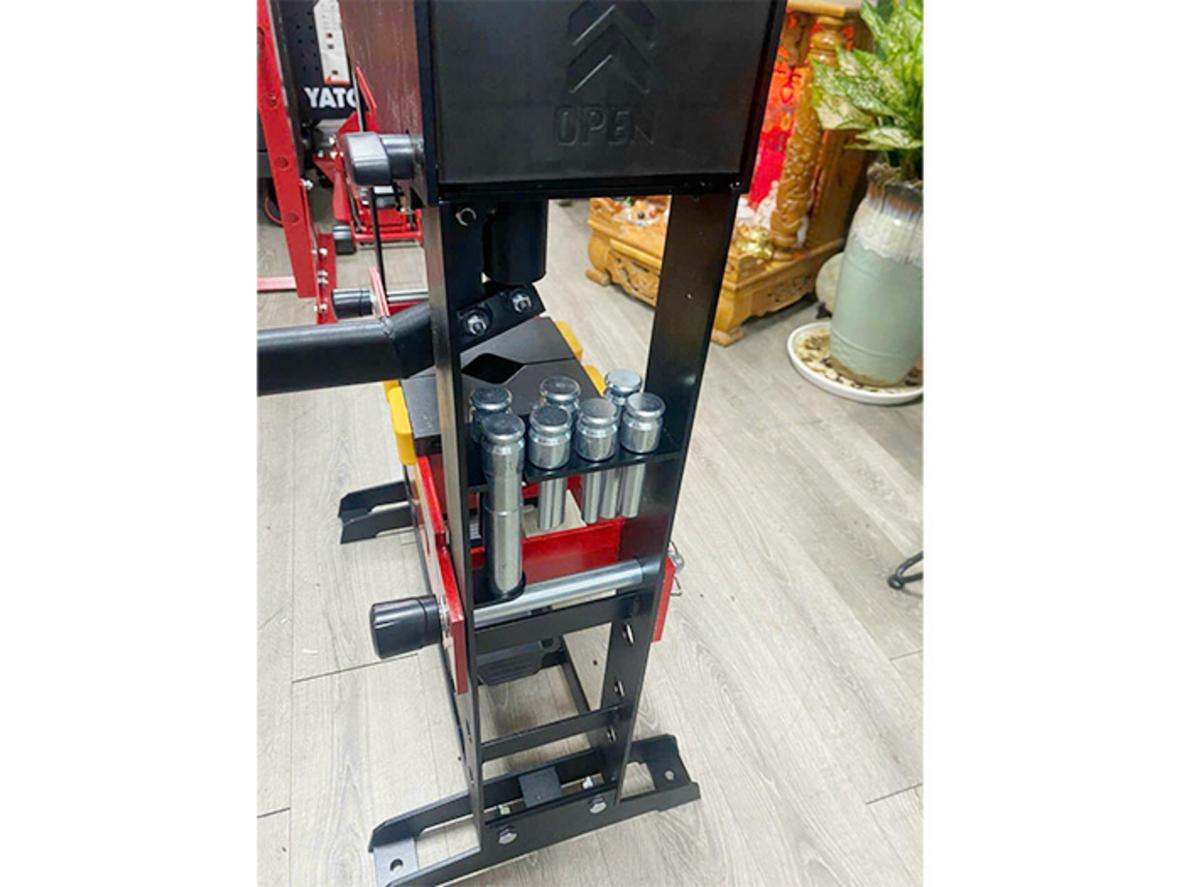 Đồng hồ đo áp suất giúp kiểm soát lực ép an toàn hơn.