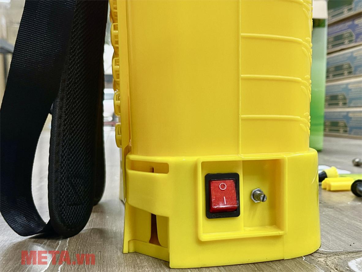 Dung tích 12 lít phù hợp vườn nhỏ và chăm cây định kỳ.