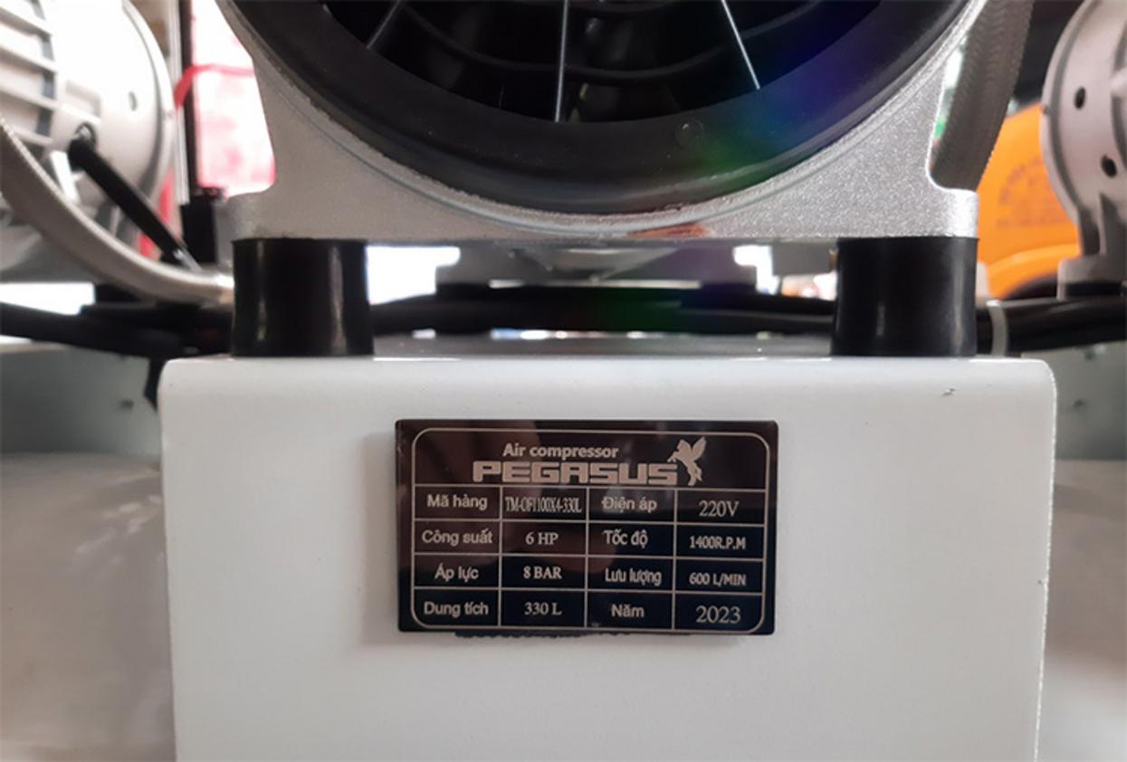 Bình 330 lít và lưu lượng 600 lít/phút giúp máy chạy ổn định.