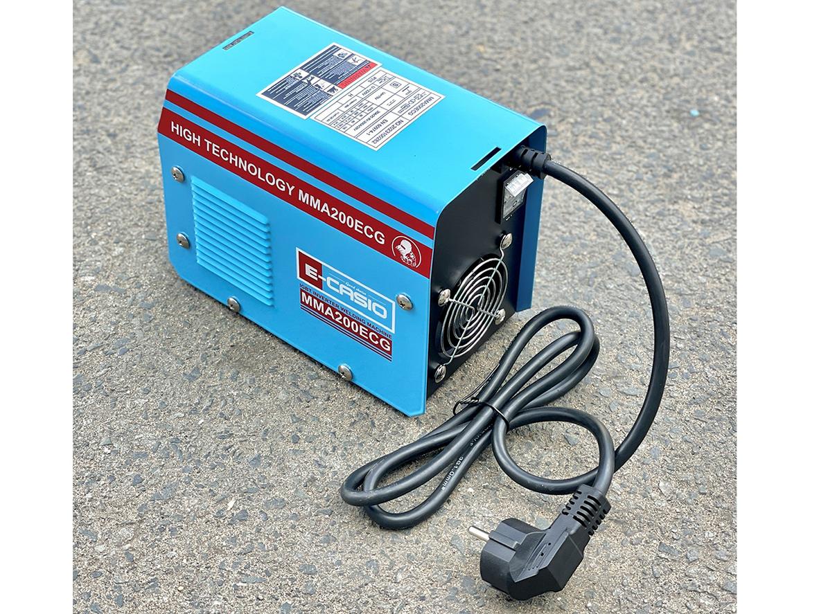 Màn hình LED giúp quan sát và điều chỉnh dòng hàn trực quan hơn.