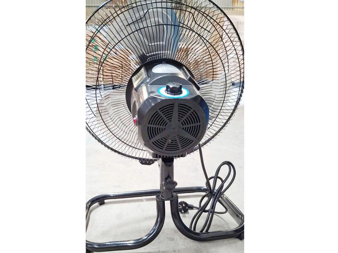 3 cánh nhôm giúp quạt bền và đẩy gió mạnh.