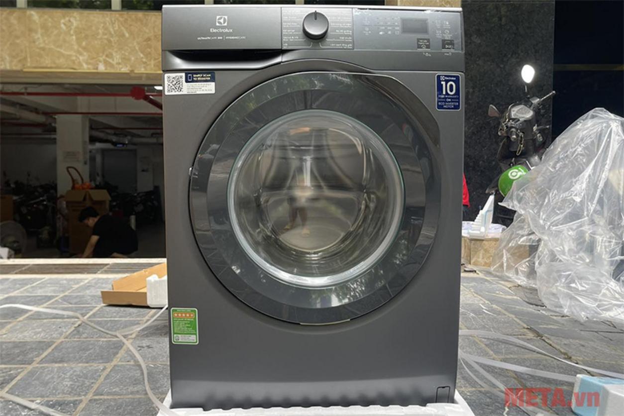 Dung lượng 10kg lồng ngang phù hợp gia đình 4–7 người và nhu cầu giặt nhiều.