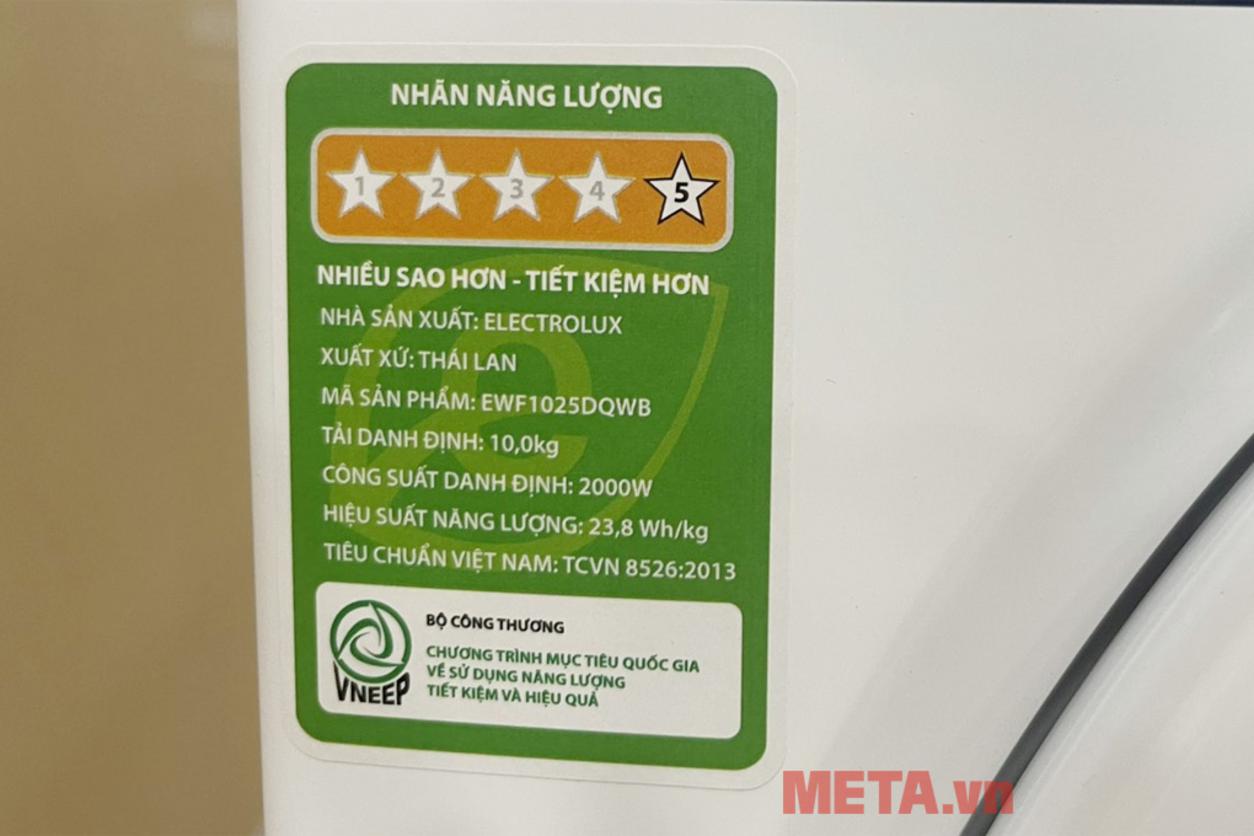 Dung lượng 10 kg phù hợp nhu cầu giặt của gia đình 5–7 người.