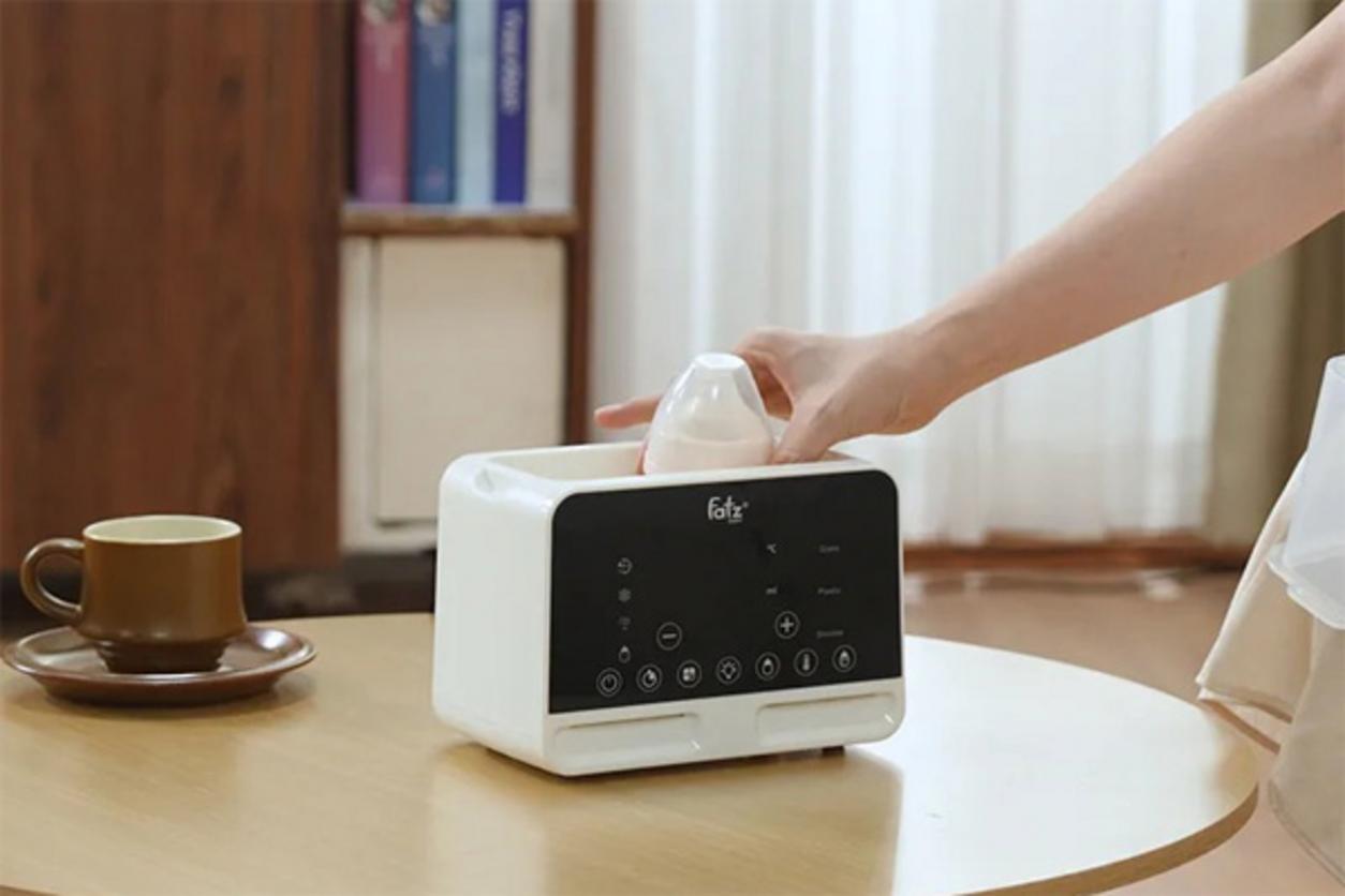 Thiết kế 2 bình cổ rộng giúp xử lý nhiều bình sữa trong một lần.
