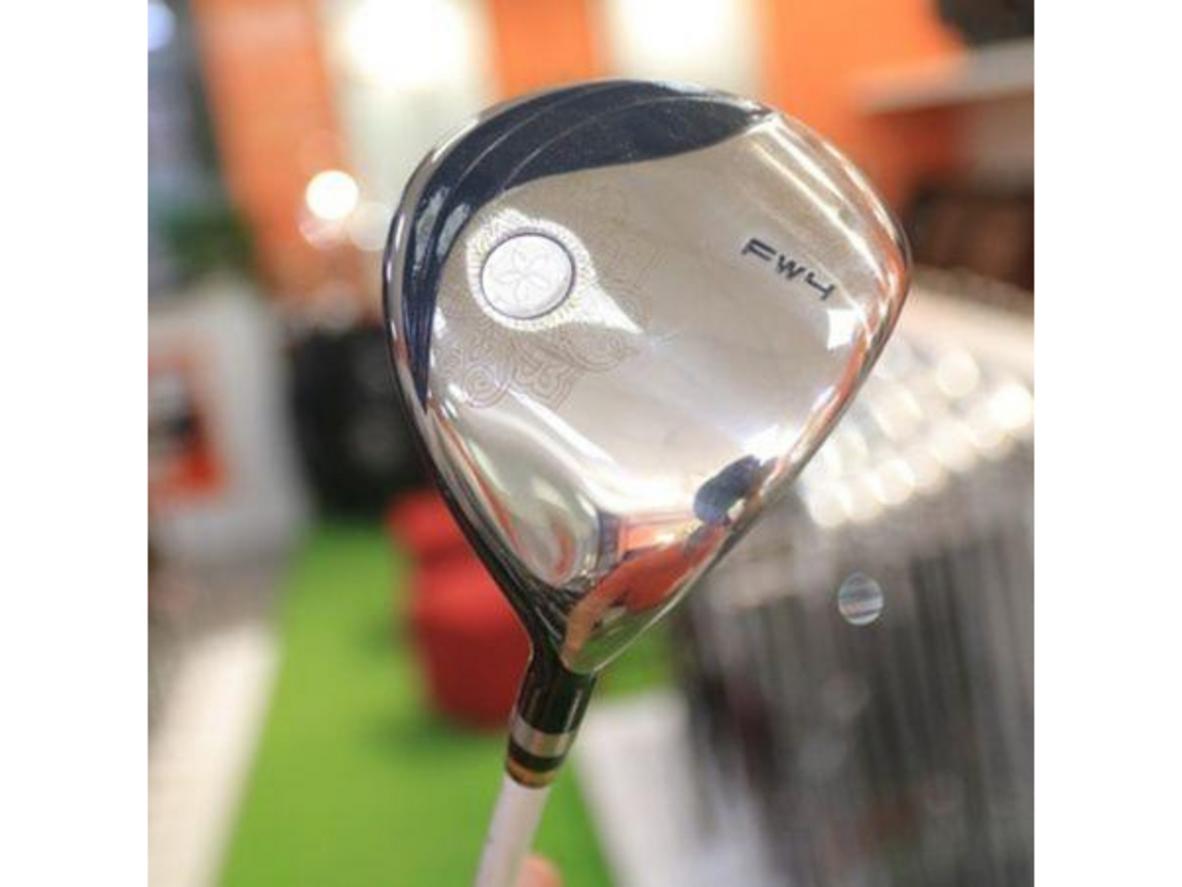 Flex L hỗ trợ nữ golfer swing dễ hơn và kiểm soát tốt hơn.