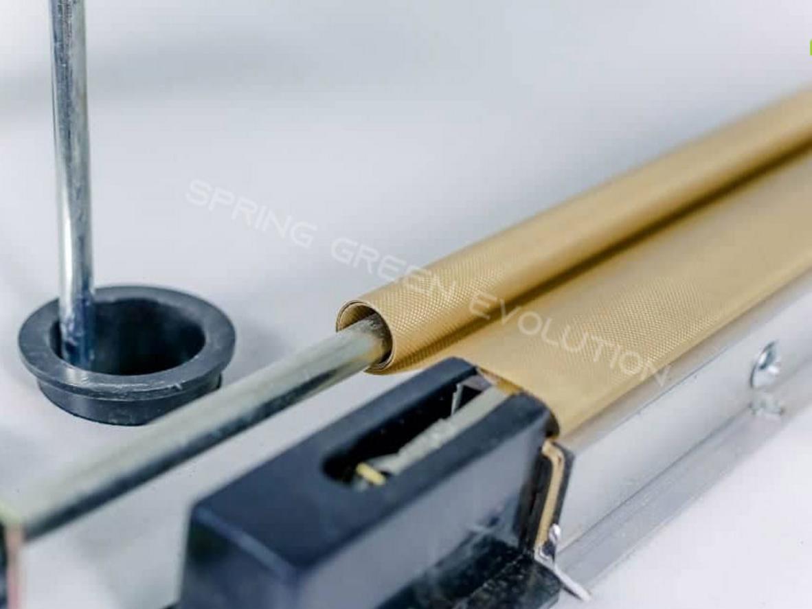 Bàn đạp chân giúp rảnh tay căn chỉnh miệng túi chính xác hơn.