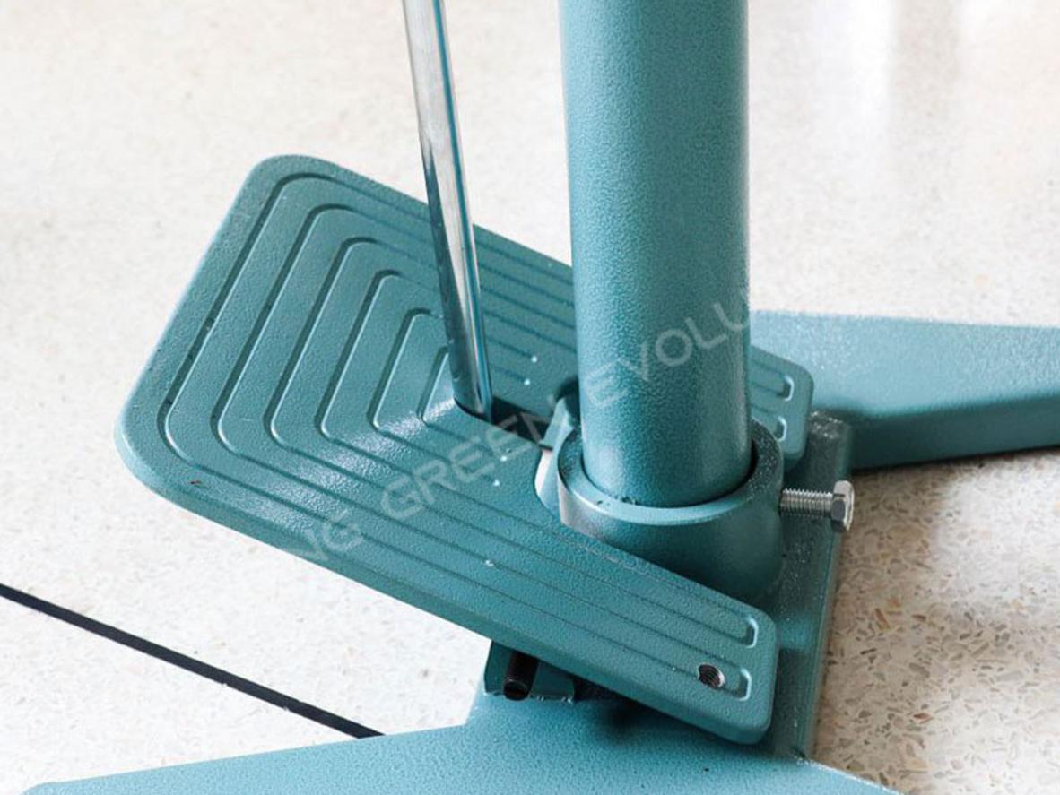 Bàn đạp chân giúp rảnh tay, căn miệng túi chính xác hơn.
