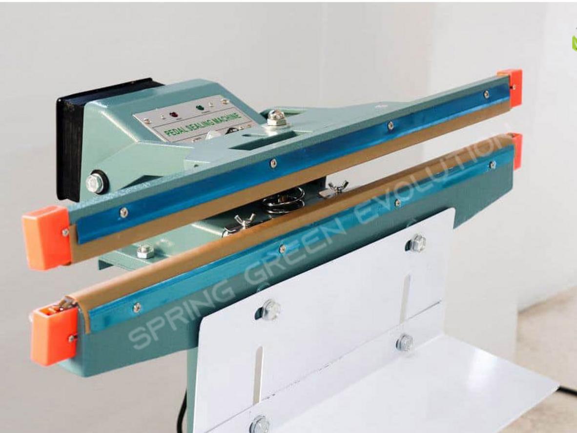 Vỏ kim loại giúp máy chắc chắn, bền hơn trong môi trường xưởng.