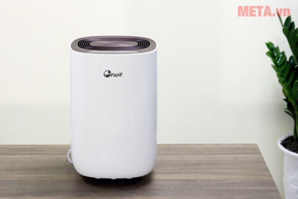 Bình chứa 2.6 lít và hẹn giờ 1–24 giờ giúp dùng máy thuận tiện hơn.