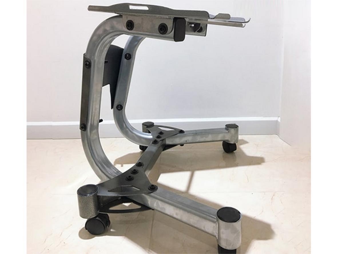 Khung thép chắc chắn giúp giá đỡ ổn định và bền hơn.