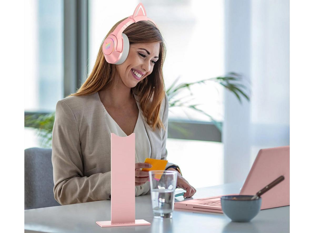 Thiết kế tối giản của Onikuma ST-1 giúp giữ tai nghe gọn và an toàn trên bàn.