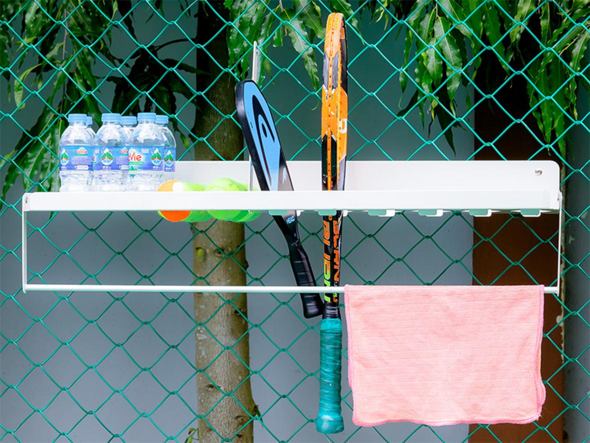 Giá treo đồ đa năng P-104 giúp gom vợt tennis, bóng, khăn và chai nước gọn một chỗ.