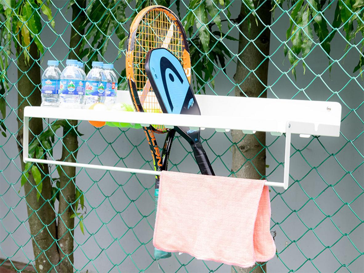 Thiết kế đa ngăn của giá treo đồ đa năng P-104 giúp sắp xếp dụng cụ tennis khoa học hơn.
