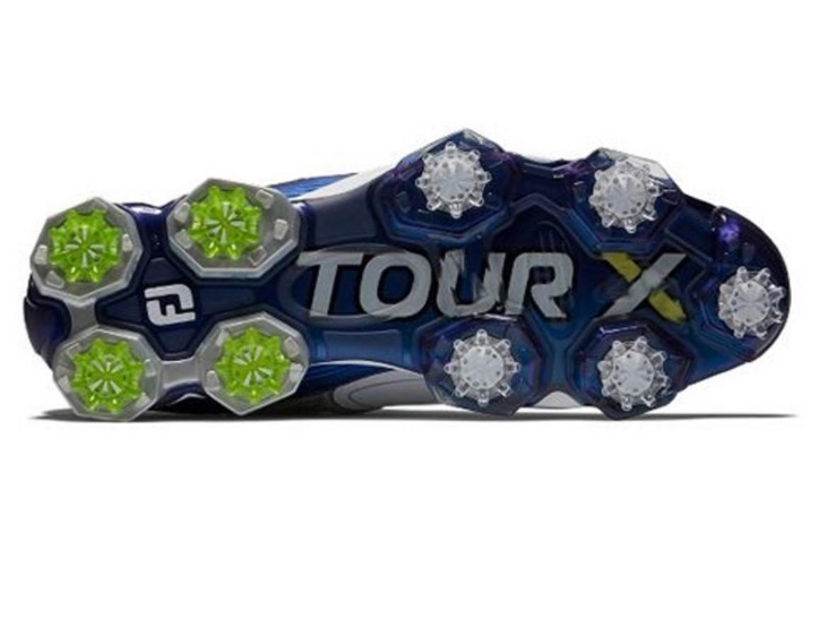 Cận cảnh các công nghệ của giầy golf FootJoy Tour X BOA 55407 trên sân golf ẩm.