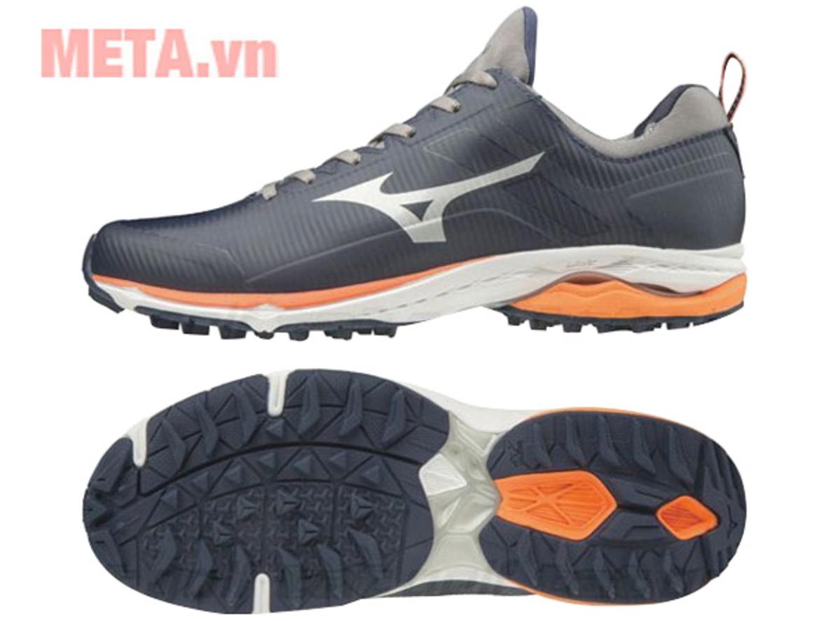 Bộ ảnh cho thấy rõ đế X10 carbon rubber, thân giày Kuraray và dáng sneaker linh hoạt của Mizuno Wave Cadence Spikeless 51GM1970.