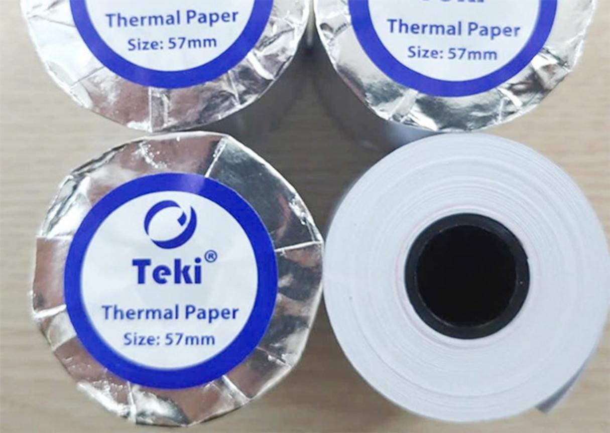 Giấy in nhiệt K57 - Thùng 100 cuộn phù hợp cho quầy POS và cửa hàng cần in hóa đơn liên tục.