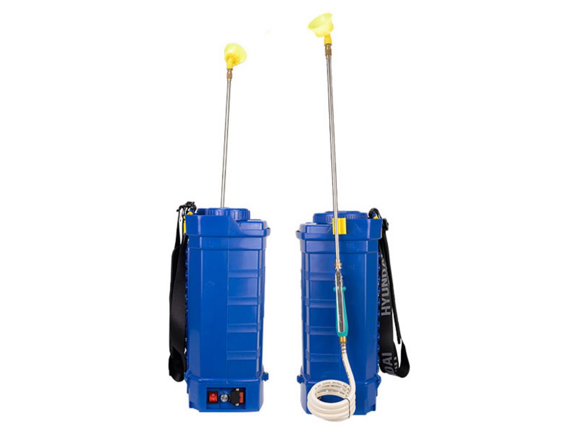 Ắc quy 12V/8Ah hỗ trợ vận hành ổn định và giảm bơm tay.