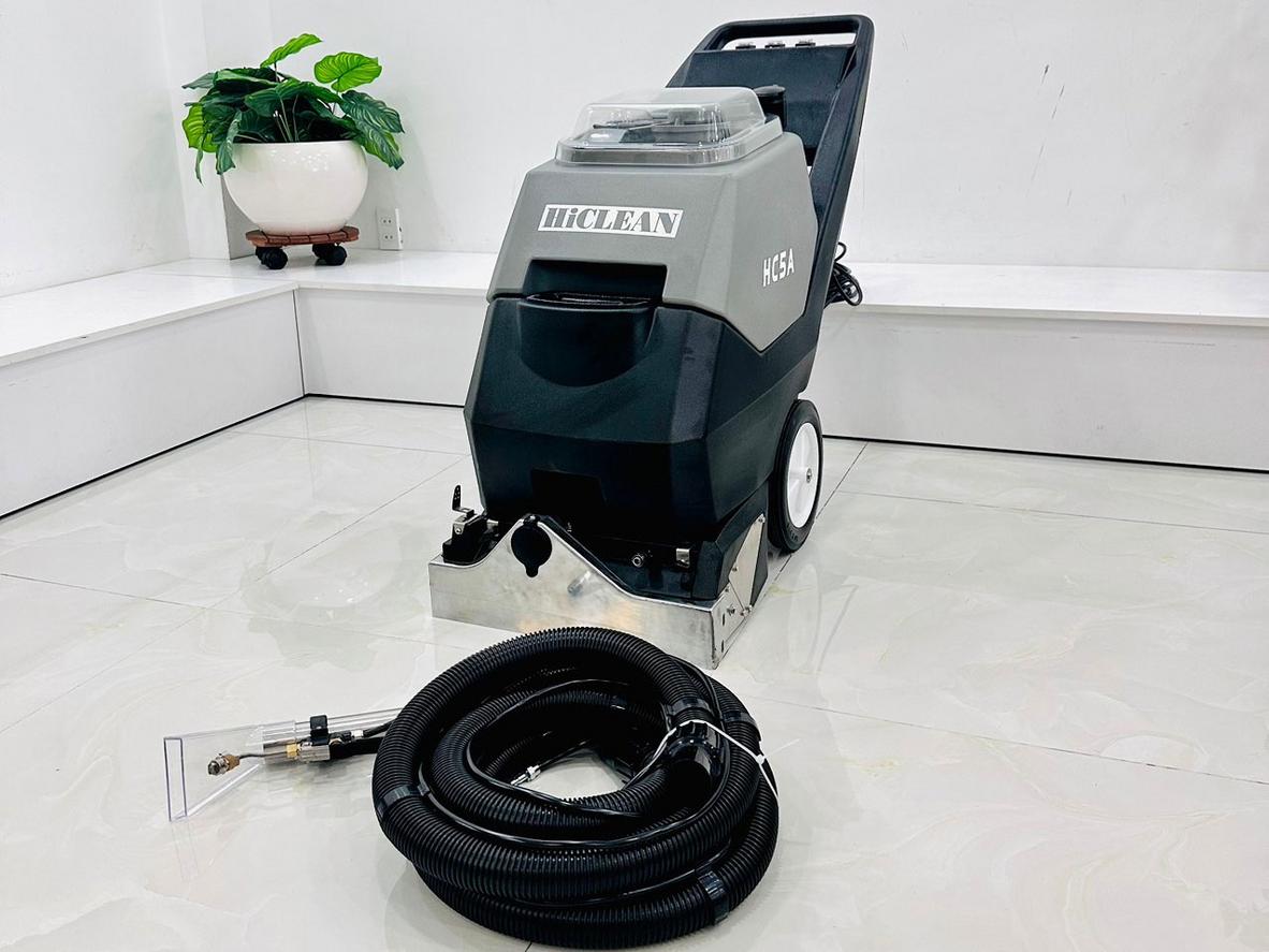 Motor chà tốc độ cao hỗ trợ làm sạch sâu các vết bẩn bám trong sợi thảm.